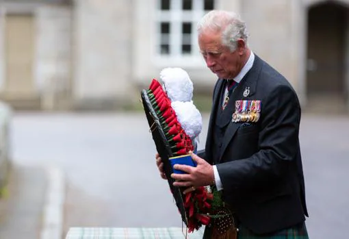 El Príncipe coloca una corona de flores en memoria de los fallecidos por coronavirus