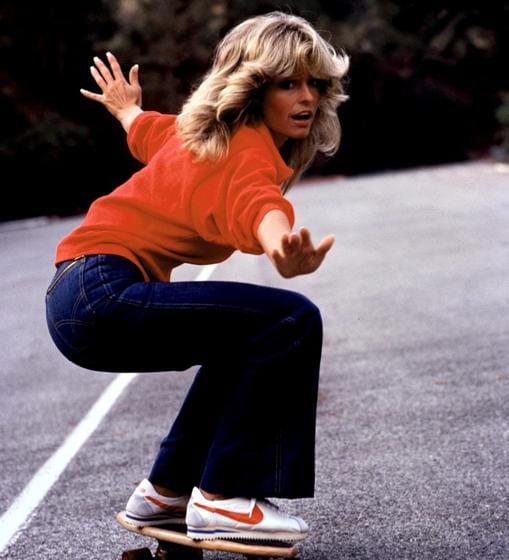 Farrah, la actriz, estrella de «Los ángeles de Charlie», personificó el estilo deportivo con jeans, sudaderas y zapatillas