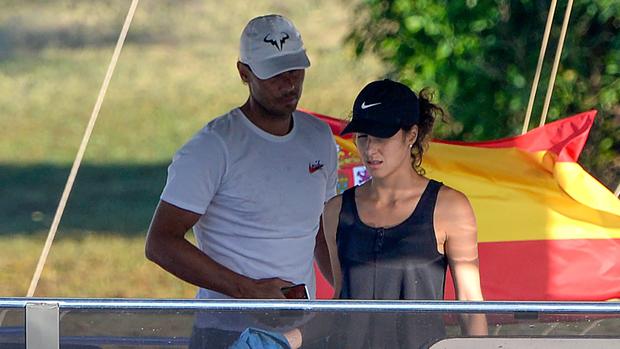 Rafa Nadal y Mery Perelló estrenan en familia su espectacular nuevo catamarán