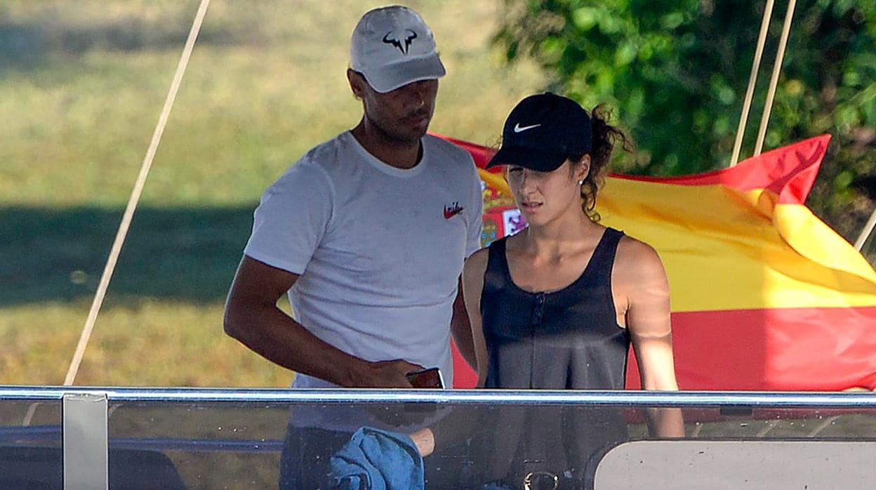 Rafa Nadal y Mery Perelló estrenan en familia su espectacular nuevo catamarán