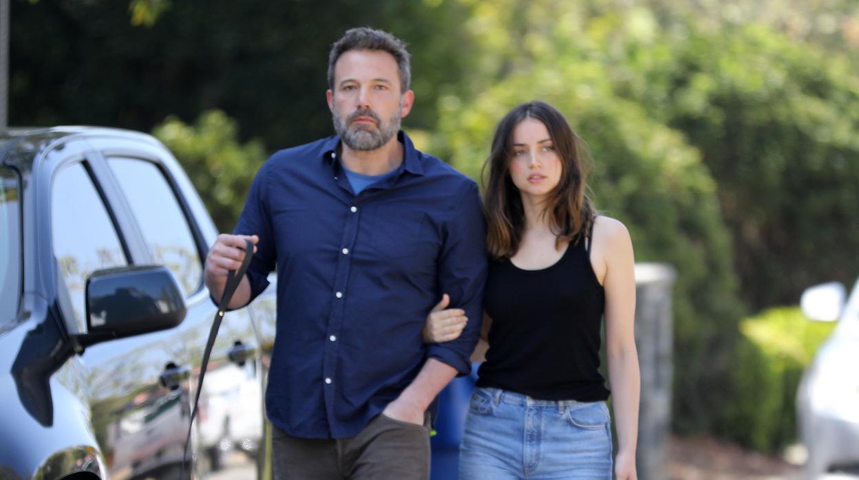 Ben Affleck junto a su pareja, la actriz Ana de Armas