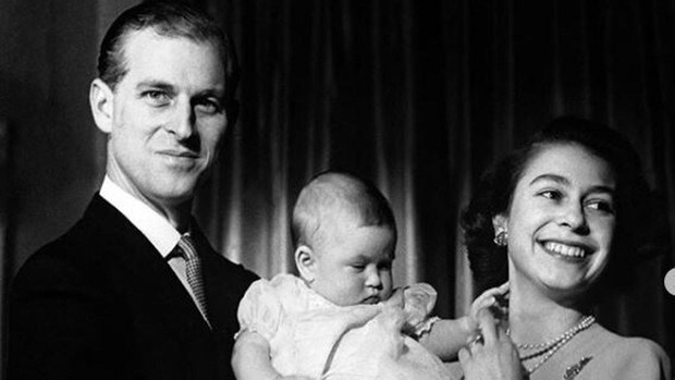 La Casa Real británica «desempolva» el álbum familiar para celebrar los 99 años de Felipe de Edimburgo
