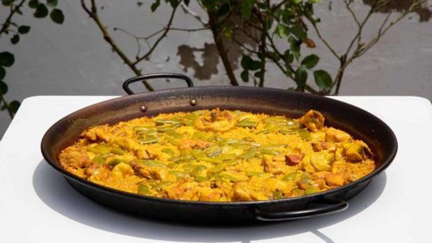 Cuatro recetas de arroz de la mano de grandes cocineros sevillanos: la paella de carne de L’Albufera