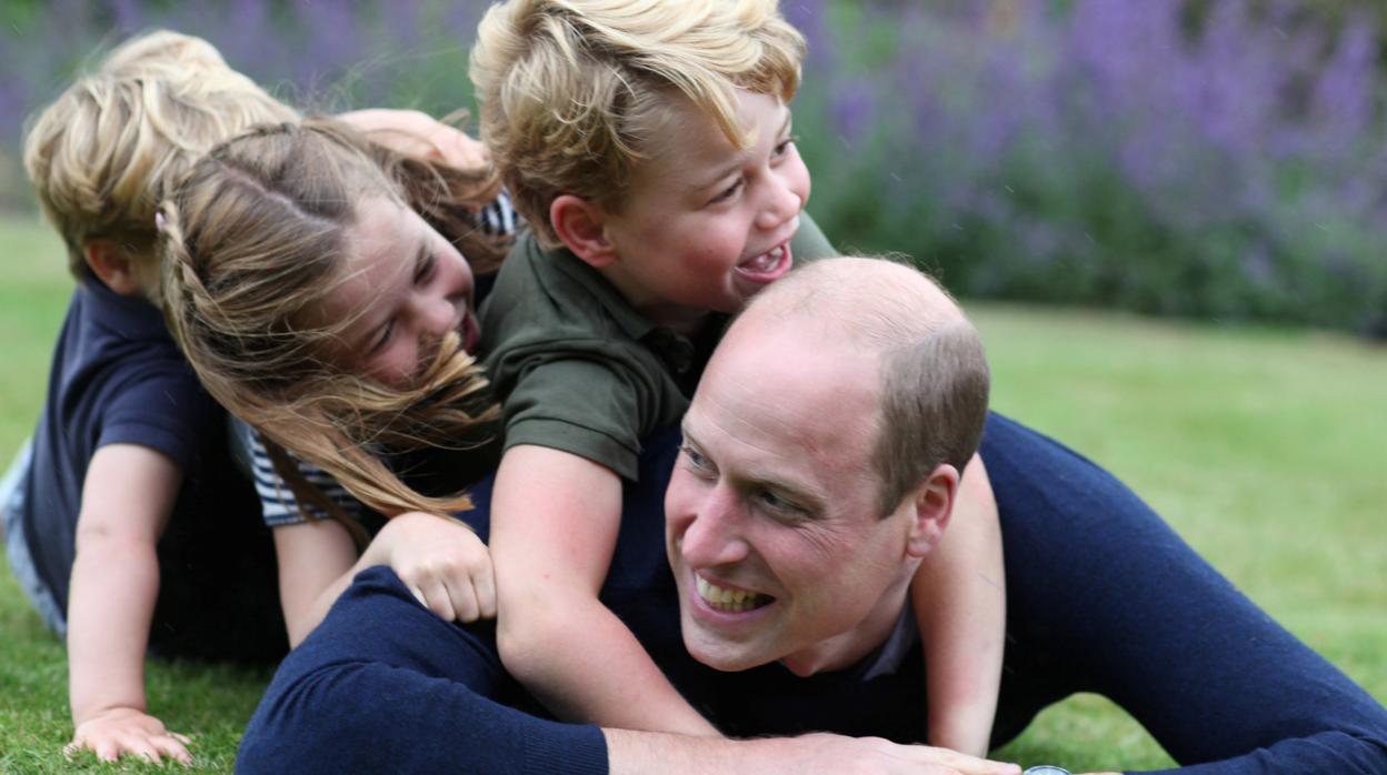 El Príncipe Guillermo junto a sus hijos George, Charlotte y Louis