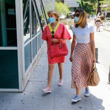 Mila Ximénez y su hija en la entrada del hospital