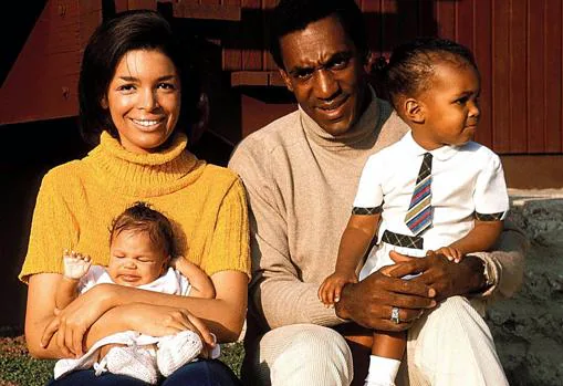 Bill y Camille Cosby junto a dos de sus cinco hijos