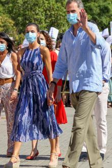 Doña Letizia se supera con un nuevo vestido de rebajas y el Rey con una guayabera