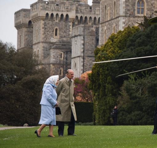 La Reina Isabel II y su marido, en el exterior del Catillo de Windsor