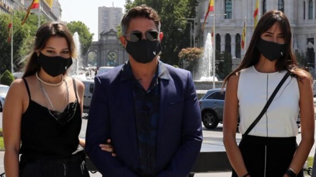 Alejandro Sanz con su hija Manuela y su actual pareja,Rachel Valdés