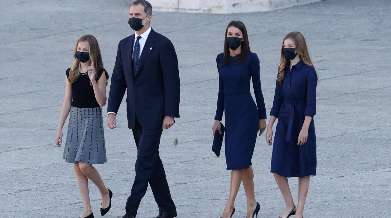 El Rein Felipe y la Reina Letizia junto a sus hijas, la Princesa Leonor y la Infanta Sofía