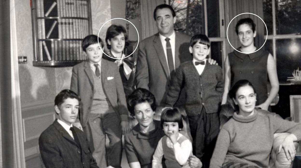 Robert Maxwell, fotografiado con su esposa Betty (sentada sobre sus rodillas, la más pequeña de la familia, Ghislaine) y siete de sus nueve hijos en su residencia de Headington Hill Hall (Oxford). Sentados junto a su madre, Philip y Anne, los mayores; junto a su padre, de izquierda a derecha, Ian, Isabel (rodeada con un círculo), Kevin y Christine (también marcada). La imagen es de primera mitad de la década de los 60