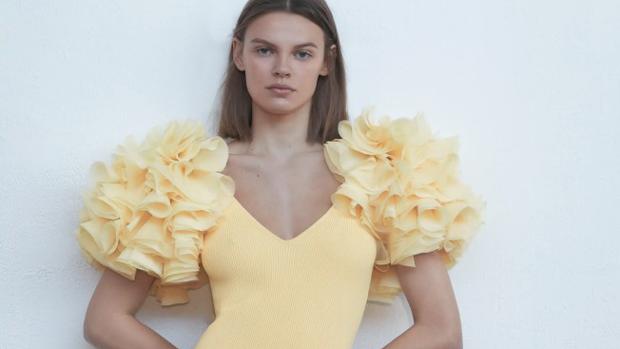 Zara ha vuelto a conseguirlo: este vestido amarillo es el flechazo del verano 2020