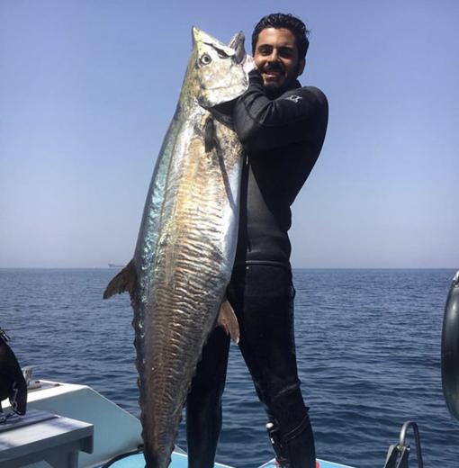 Una de las aficiones de Khalid bin Hamad (arriba) es la pesca, como muestra en su cuenta de Instagram, donde tiene un millón de seguidores