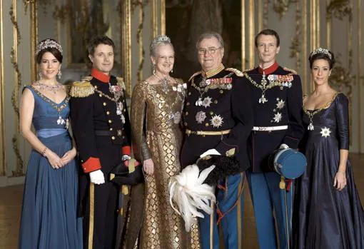 Retrato de la Familia Real de Dinamarca (la Princesa Marie, el Príncipe Federico, la Reina Margarita, el Príncipe consorte Henrik, el Príncipe Joaquín, y la Princesa Marie)
