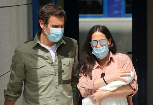 Albert Rivera y Malú a su salida del hospital con su hija recién nacida