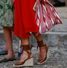 Con un vestido de rebajas y el calzado del verano: el perfecto «look» de Doña Letizia en Petra