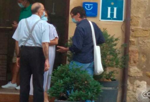 El ministro de Sanidad visitó la localidad de Cretas, en Teruel, con el arzobispo Omella