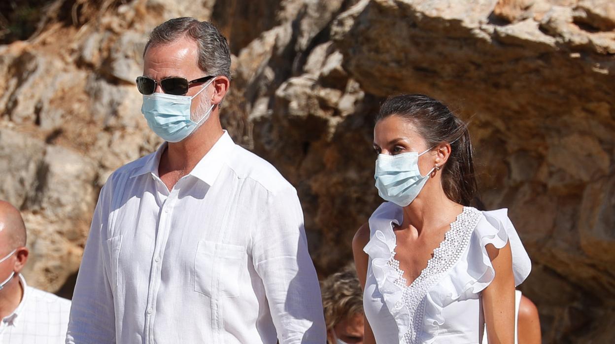 Vestido ibicenco, volantes y «crochet», el impecable «look» de Letizia para su último día en Baleares