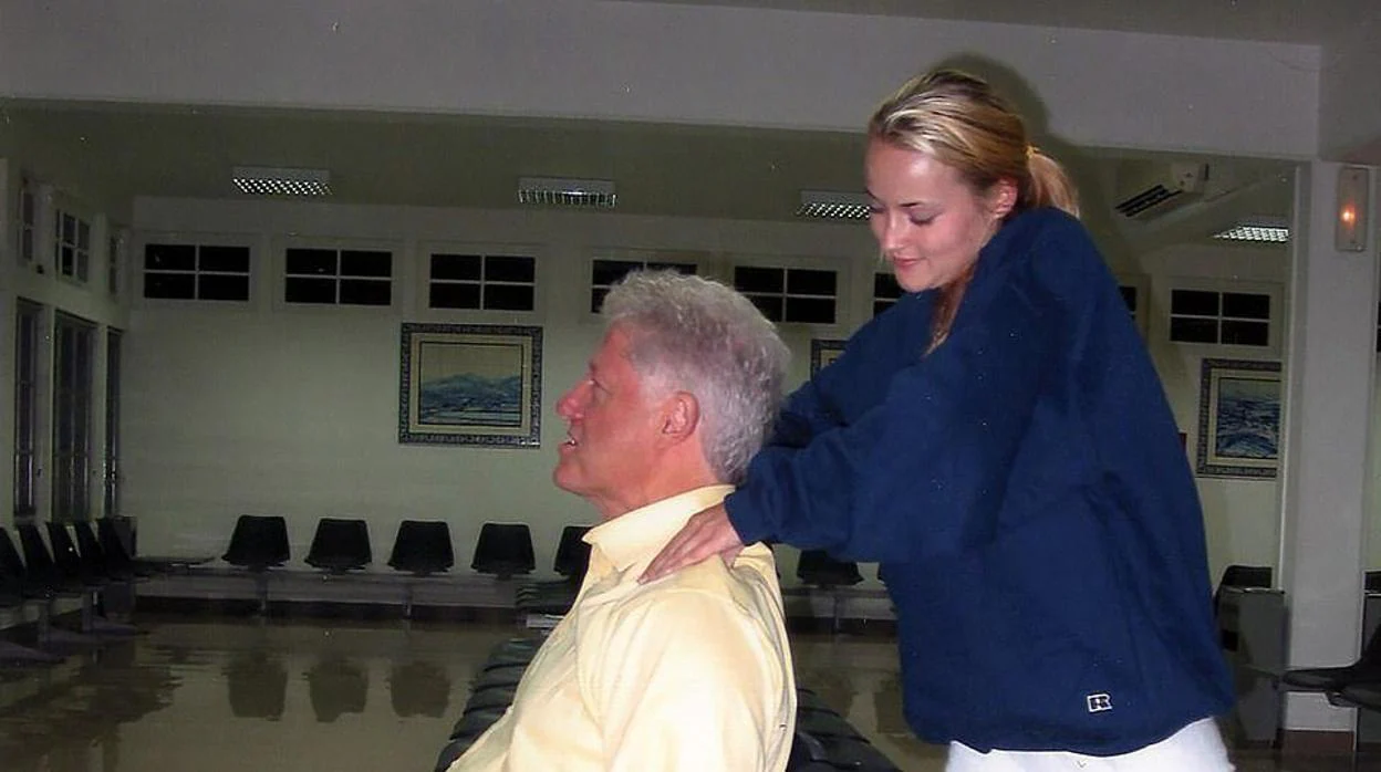 En el aeropuerto Chauntae Davies masajea a Clinton en 2002, durante un viaje de cinco días a África. Davis le sugirió que se arrodillara en el suelo