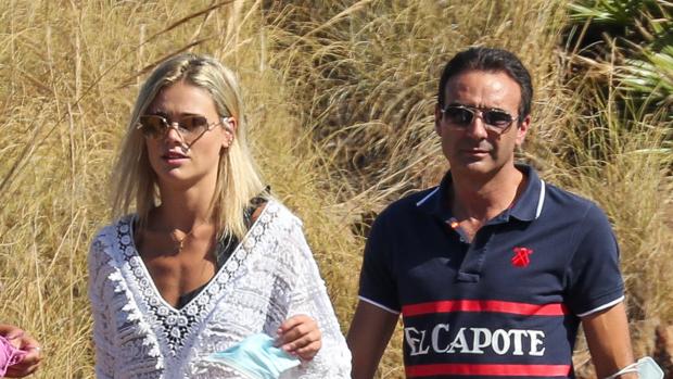 El enfado de Enrique Ponce y Ana Soria en la playa