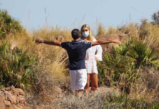 El enfado de Enrique Ponce y Ana Soria en la playa