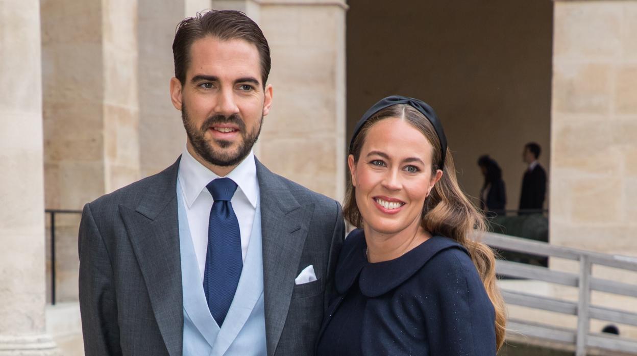 Los prometidos (en la imagen grande) en una boda en París en 2019