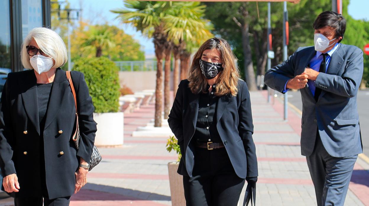 Sandra Falcó con su madre, Jeannine Girod, y su hermano Manolo Falcó durante el tanatorio de Jaime Carvajal