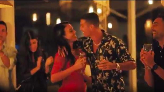 CR7 y Georgina se comprometen en una controvertida fiesta