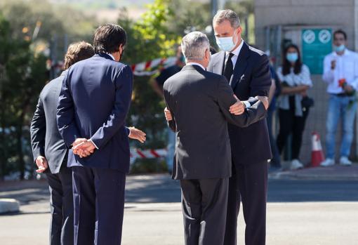 Los Reyes acuden a dar el último adiós a Jaime Carvajal, marido de Xandra Falcó