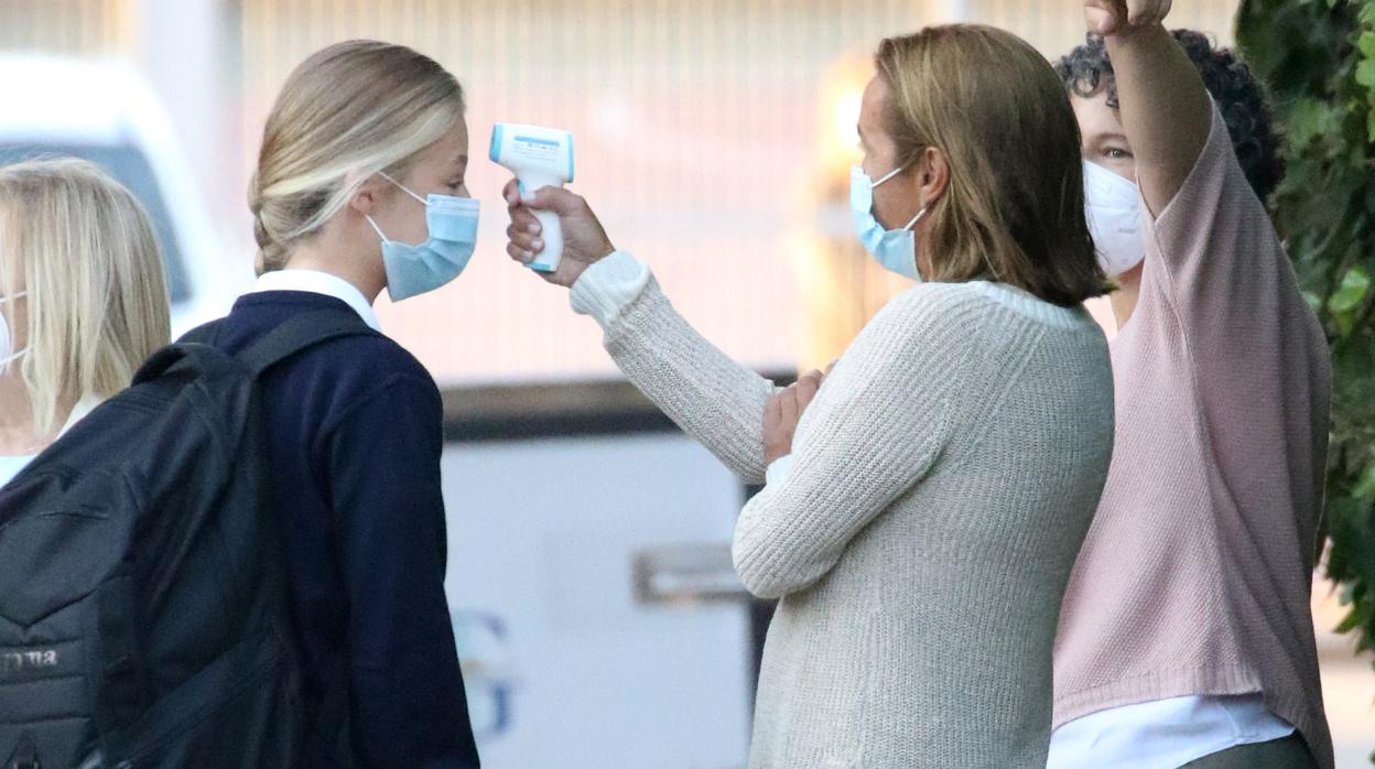 La Princesa Leonor tomándose la temperatura