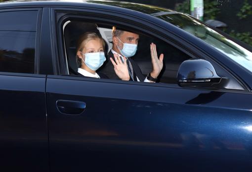 El Rey Felipe VI llevando en coche a la Princesa Leonor el primer día de colegio