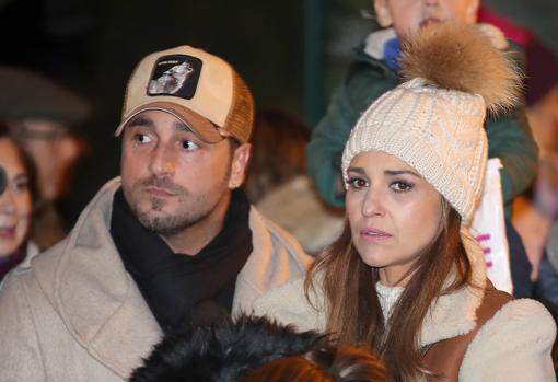 Paula Echevarría y David Bustamante en una cabalgata de Reyes acompañando a su hija