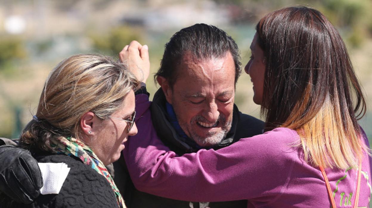 Julián Muñoz junto a sus hijas Elia y Eloisa Muñoz durante un permiso penitenciario