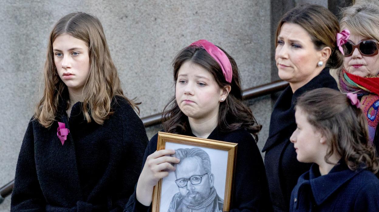 Las hijas de Ari Behn y la princesa Marta Luisa, en su funeral