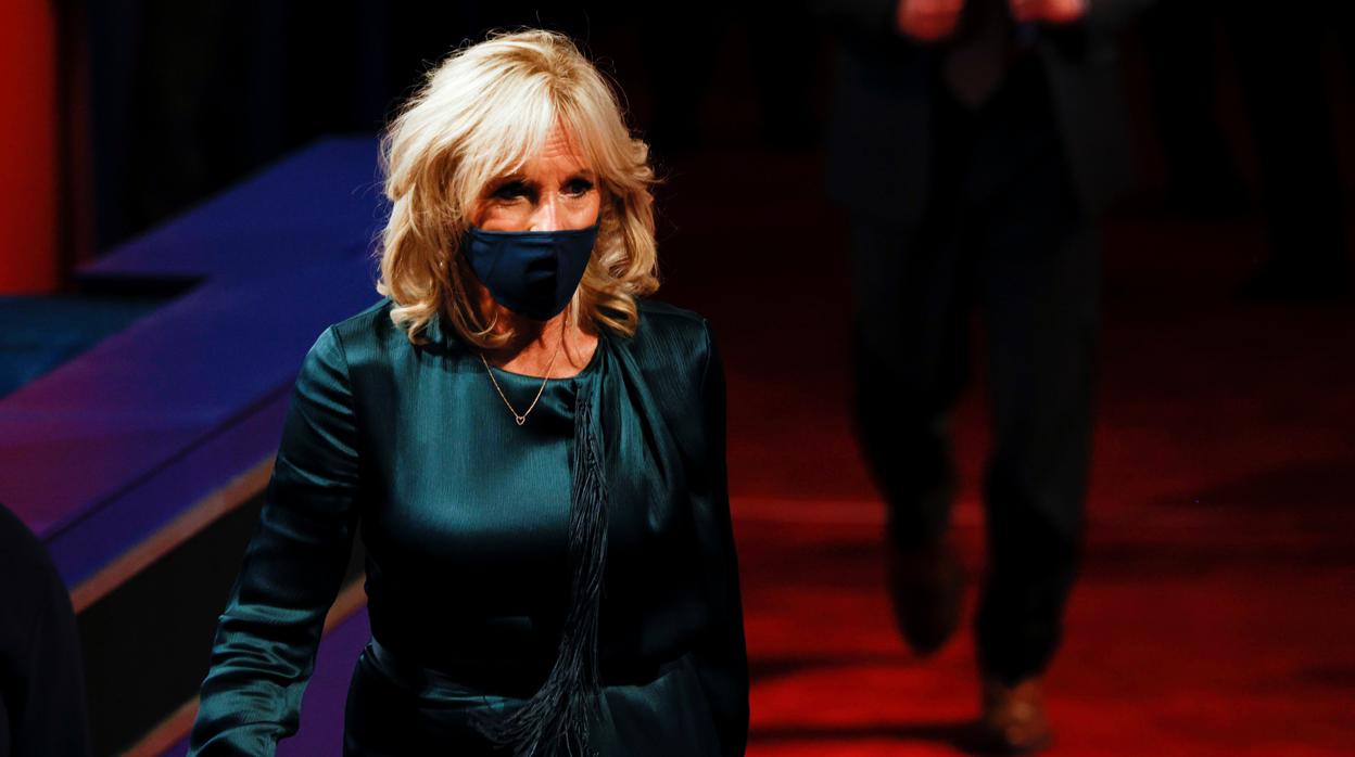 Jill Biden, en el debate presidencial del martes pasado, con un vestido verde reciclado de otra temporada de la casa Gabriela Hearst