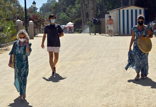 Cayetana Rivera, Eugenia Martínez de Irujo y Javier López por las calles de Marbella