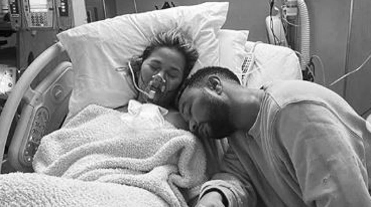 Chrissy Teigen y John Legend, en el hospital