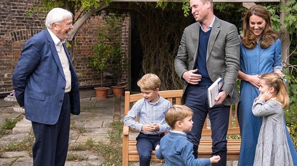 Jorge, Carlota y Luis de Cambridge, junto a sus padres, cuando vieron por primera vez esta semana a David Attenborough