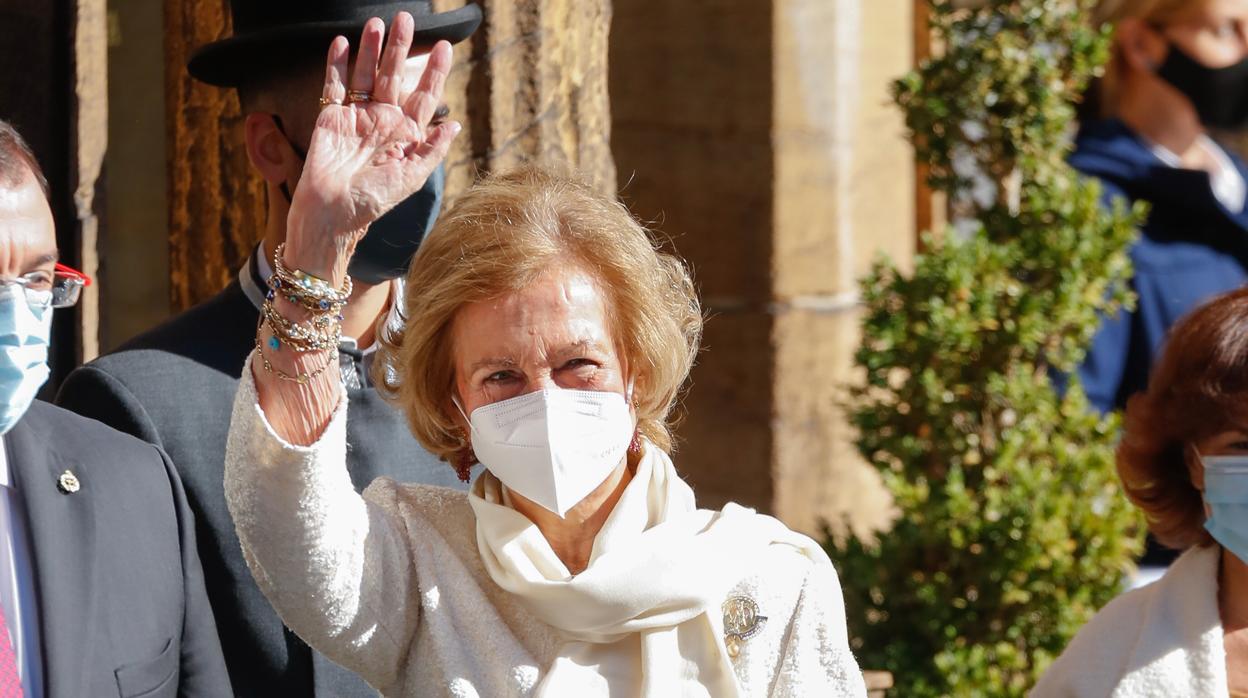 Doña Sofía, ayer a su llegada a Oviedo para asistir a la entrega de los Premios Princesa de Asturias