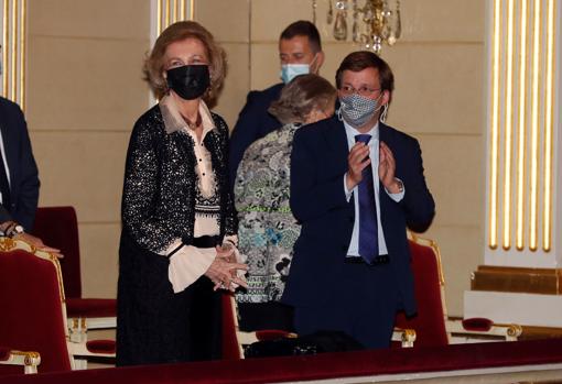 Doña Sofía, con el alcalde, José Luis Martínez-Almeida, y la Princesa Irene, en el palco del Teatro Real, el pasado jueves