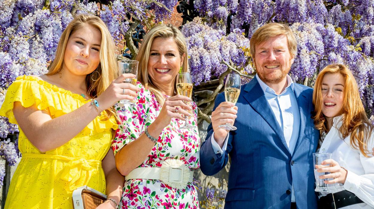 Guillermo y Máxima de los Países Bajos junto a sus dos hijas mayores, Amalia y Alexia