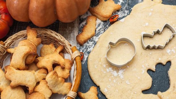 Usa moldes de Halloween divertidos para tus galletas