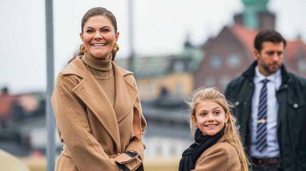Victoria de Suecia al lado de su hija, la Princesa de Suecia