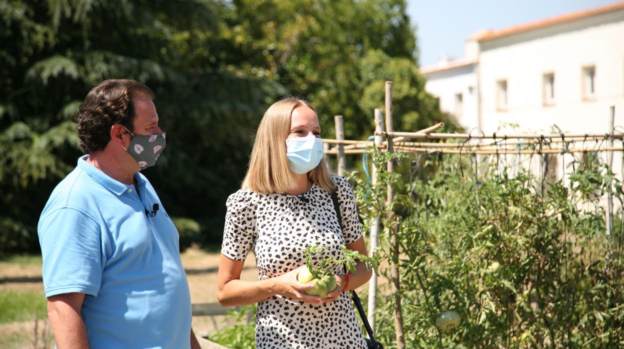 La actriz Esmeralda Moya, junto al empresario Ginés López, en la Finca Santa Teresa