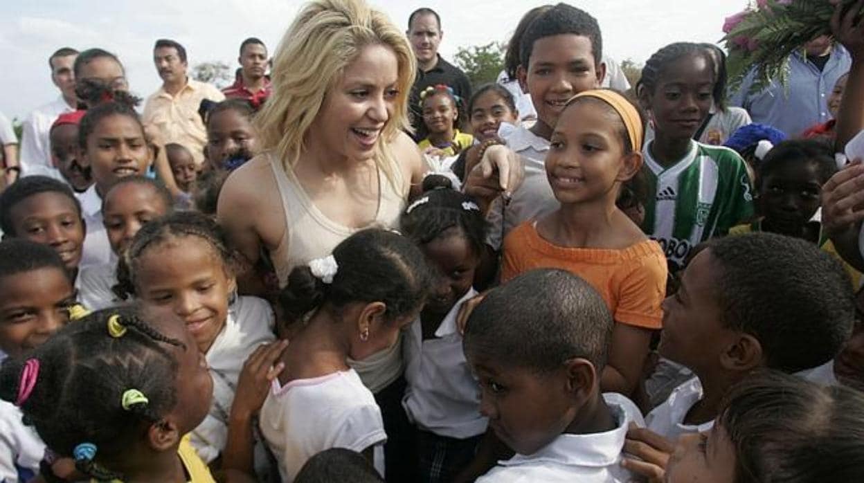 Shakira con niños colombianos en un acto benéfico