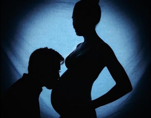 El exespía conoció a Lindsay Mills, en internet. En diciembre nacerá su primer hijo. En la foto, Snowden besa el vientre de su mujer