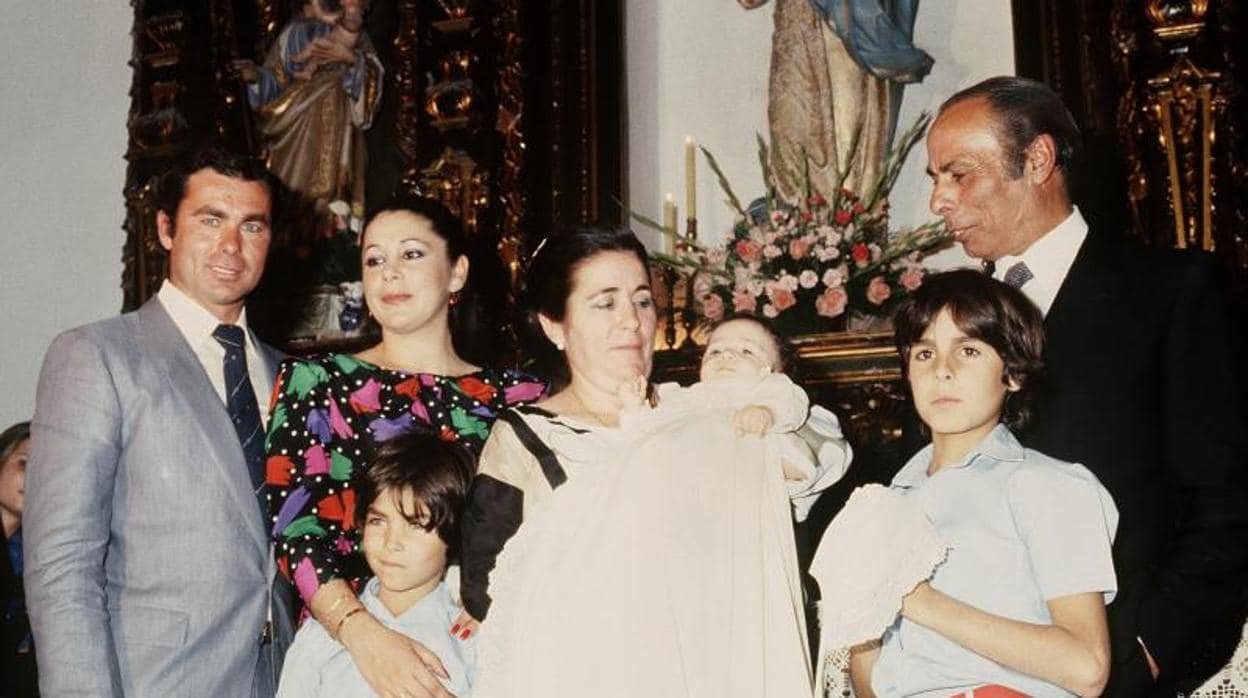 Isabel Pantoja y Francisco Rivera «Paquirri», durante el bautizo de Francisco José, tercer hijo del torero