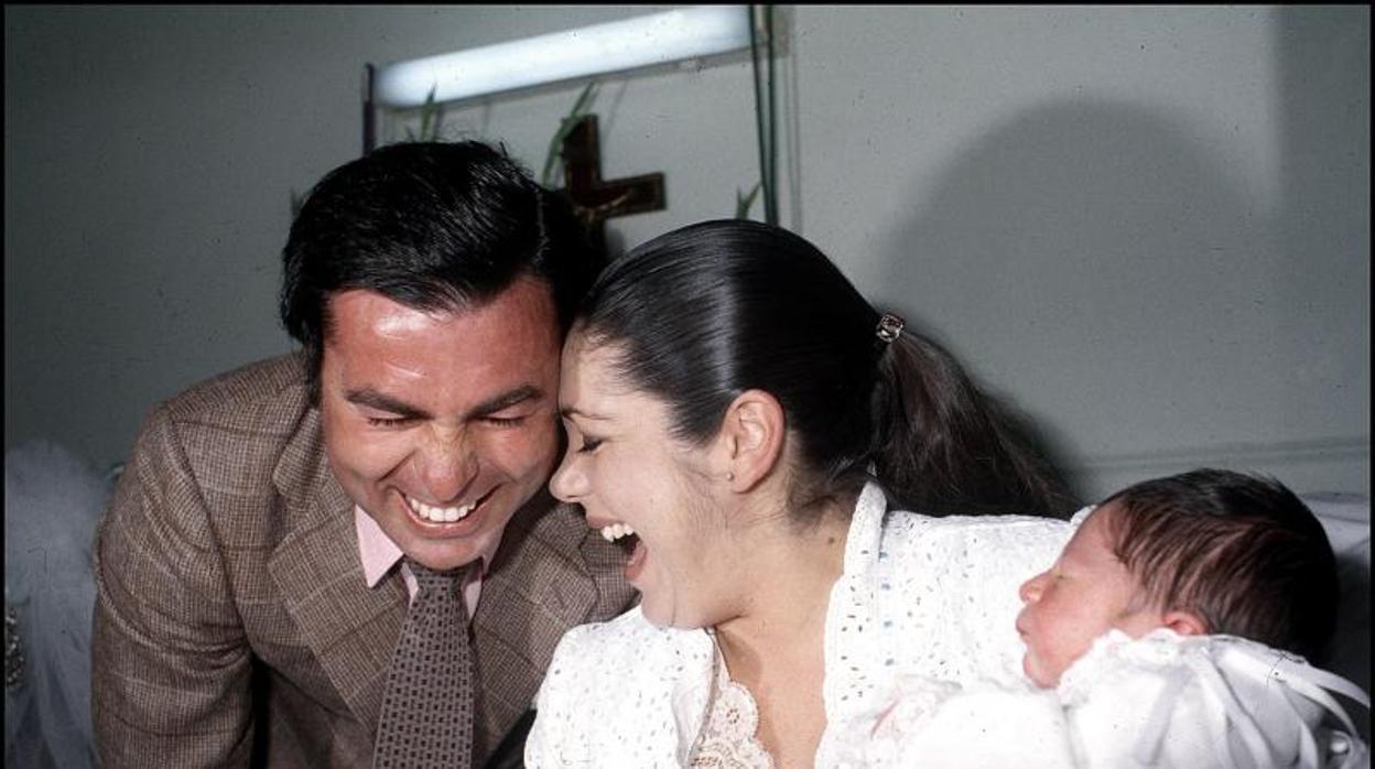 El malogrado Francisco Rivera «Paquirri» posa con Isabel Pantoja el día del nacimiento de su hijo Kiko, el 9 de febrero de 1984