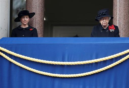 La Reina Isabel II con su asistente a dos metros de distancia