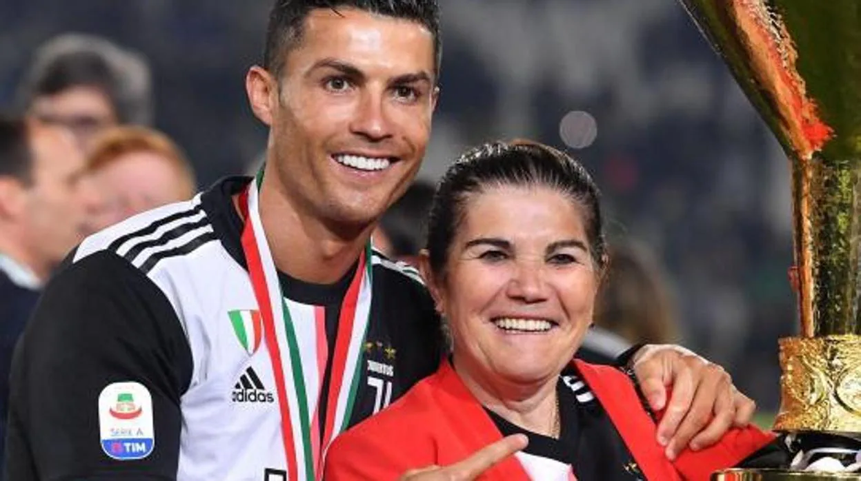 Cristiano Ronaldo celebrando con su madre Maria Dolores dos Santos Aveiro el título de la Serie A italiana